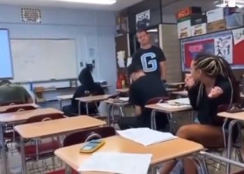 수업 중 인종차별 발언 교사 촬영한 학생 징계 논란(영상)