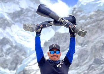 전쟁서 양다리 잃은 네팔인, 에베레스트 정상