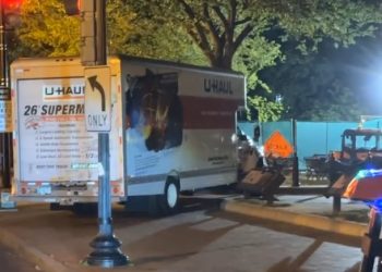 유홀 트럭 백악관 보안장벽 충돌…현장에 나치 깃발(1보∙영상)