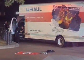 유홀 트럭 백악관 보안장벽 충돌…현장에 나치 깃발(1보∙영상)