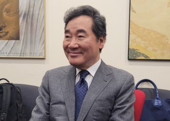 귀국 앞둔 이낙연 “한국정치 길 잃어…혁신 없으면 외부 충격” 경고