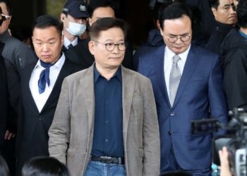 현역의원 영장, 첫 기소…’돈봉투’ 수사, 송영길 턱밑까지