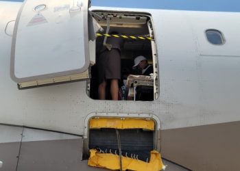 항공기 문 연 30대 “실직 스트레스, 빨리 내리고 싶어서”