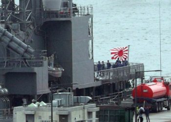 일본 군함 ‘욱일기’ 휘날리며 부산항  입항