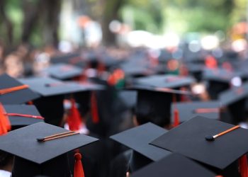 “고임금 일자리 많은데 대학 왜 가?”…미 대학 진학률 급감