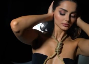 ‘올가미 드레스’ 입은 모델…노출인 줄 알았는데