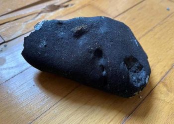 ‘지붕 박살 내줘 고마워” 가정집 ‘억대 운석’ 횡재