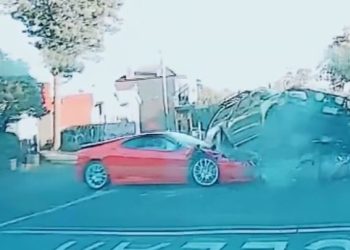 페라리가 들이 받자 닛싼 SUV 붕~ 떳다(영상)