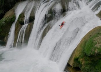 카약 타고 폭포 4개 통과…아찔한 도전(영상)