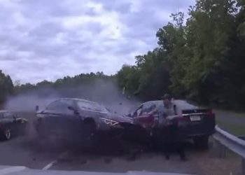 시속120마일 질주차량…중앙선 넘어 경찰 덮쳐(영상)