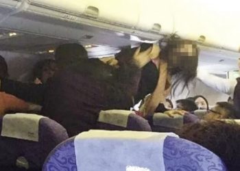 “등받이 안 접어?” 비행 중 항공기서 아찔한 혈투