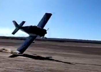 비행기 날개 바닥 긁어…묘기부리다 추락할 뻔(영상)