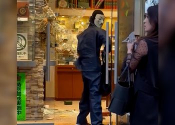 ‘종이의 집’ 모방? 가면 3인조 명품점 순식간 싹쓸이(영상)