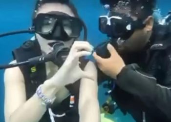 스쿠버다이빙 강습 중 물 속에서 강제 키스(영상)