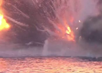 러 정보함에 돌진 해상드론 십자포화에 폭발(영상)