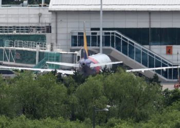 문 열린 아시아나 “공포의 착륙”…승객 문 열어, 아수라장