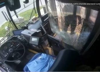 이번엔 버스 총격전..”여기서 내려줘” 승객-기사 버스 안 총격(영상)