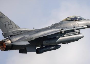 미국, 우크라에 전투기 지원 수순…”바이든, 우크라 조종사 F-16 훈련 승인”