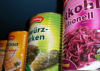 한번 딴 통조림 음식, 꺼내서 보관해야 하는 이유