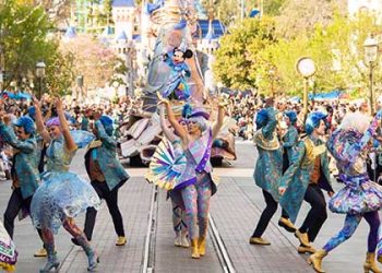 디즈니랜드 올해 직원 7500명 줄인다…1차 2500명 해고