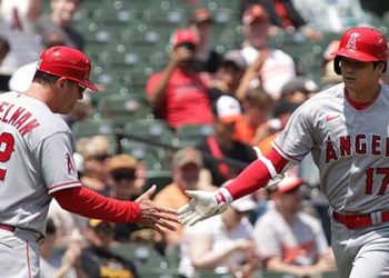 오타니, 시즌 10호 홈런…에인절스 연패 탈출