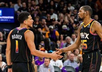 부커·듀랜트 86점 합작…피닉스, 덴버에 2패 뒤 반격