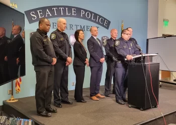 시애틀 한인 부부 묻지마 총격범, 1급살인기소…테슬라 차량 다가가 무차별 충격