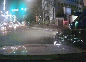 경찰에 쫓기다 경찰서로 들어간 음주차량(영상)