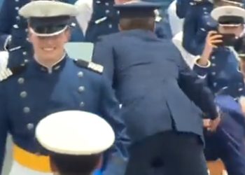 80세 바이든 대통령, 공사 졸업식서 ‘꽈당’ 넘어져(영상)