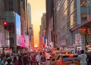 고층건물 사이 신기한 일몰…‘맨해튼 스톤헨지’관광 인파(영상)