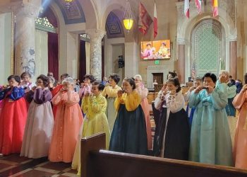 LA시청 울려퍼진 한인 시니어들의 하모니카 연주