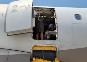 문짝 뜯긴 아시아나, 수리비 6억4000만원