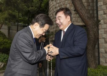 고개 숙인 이재명, 중국대사와 무슨 애기 했길래..정치권 파장