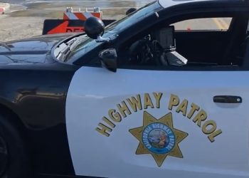 ‘추격전’ 벌이던 CHP 순찰차끼리 충돌, 주택 뚫고 들어가