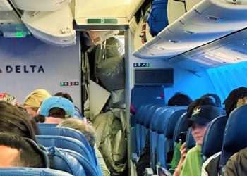 LA 향하던 델타 항공 기내서 비상 슬라이드 펼쳐져