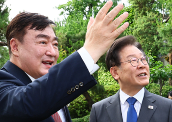 “싱하이밍 대사, 중국이 데리고 나가야”