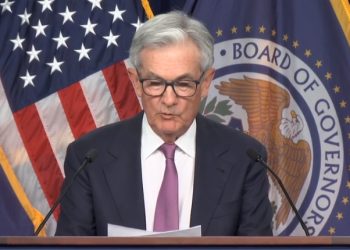 연준 15개월 만에 기준금리 동결..연말까지 5.6% 전망