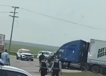 노인 25명 태운 버스, 트럭 충돌…15명 참변(영상)