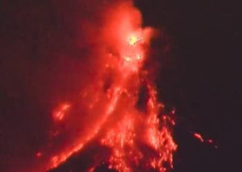 마욘화산 폭발 공포로 주민 1만5000명 대피(영상)