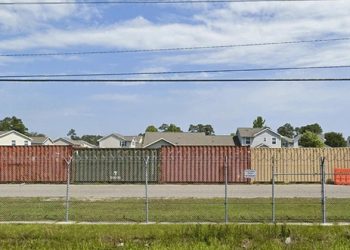 연이은 총기난사 비극에…해군기지 ‘컨테이너 방벽’