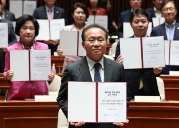여당, 불체포특권 포기 서약…송영길, “특권포기는 투항”