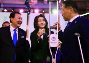 尹, 싸이 만나 “PT 아주 좋았다”…싸이 “대통령이 더 잘하셨다”