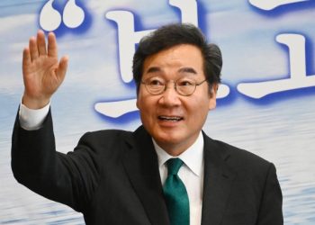 귀국 이낙연 “나라 무너지고 있어…제 못다한 책임 다할 것”