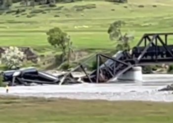 옐로스톤강 철교붕괴..화물열차 추락(영상)