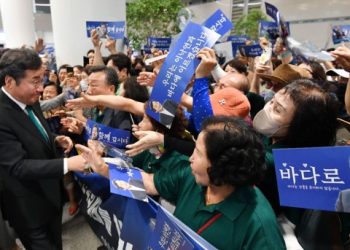 이낙연 귀국 쪼개진 민주당…”낙향하라” vs “대통령으로”