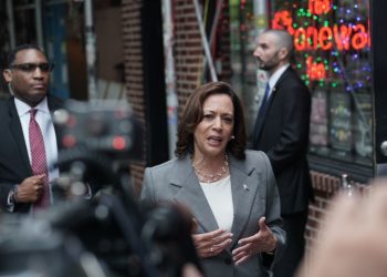 “해리스 부통령, 왜 인기 없을까” 인기 바닥…비호감도 50% 육박