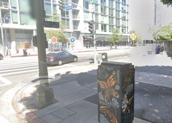 새벽 다운타운 거리 차 안에 앉아있다 봉변