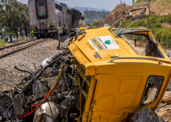 승객 190명 암트랙 열차 LA 무어팍서  탈선…15명 부상