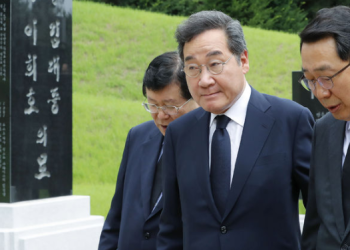 ‘정치복귀 행보’ 시동 이낙연, DJ묘역 찾아