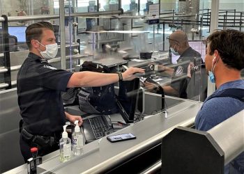 입국 거부되자 경비원 총 빼앗아 2명 사살